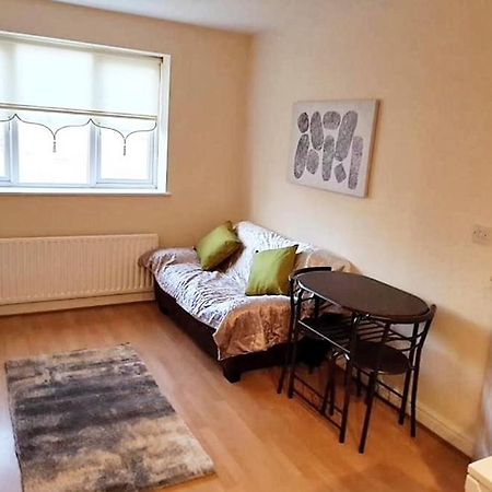 Pinfold Court Apartments Knowsley Esterno foto