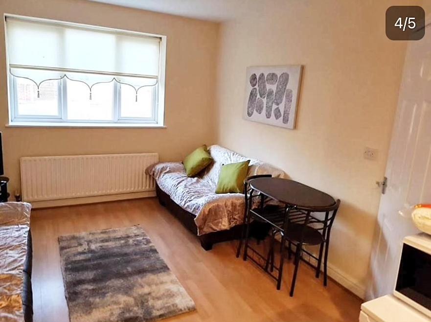Pinfold Court Apartments Knowsley Esterno foto