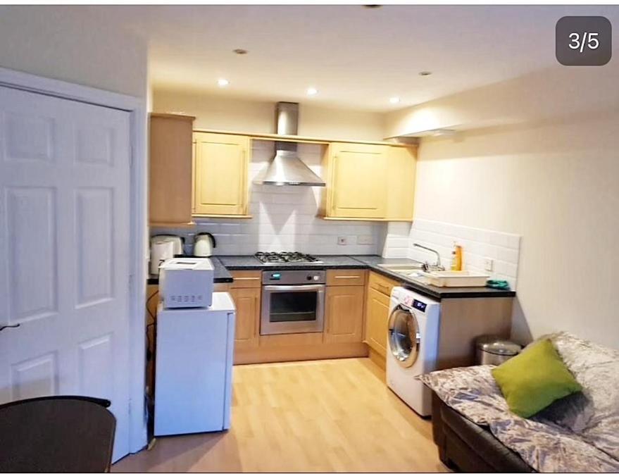 Pinfold Court Apartments Knowsley Esterno foto